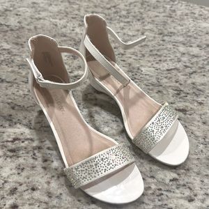 Girls sandal rhinestone mini heels. Size 4, like new